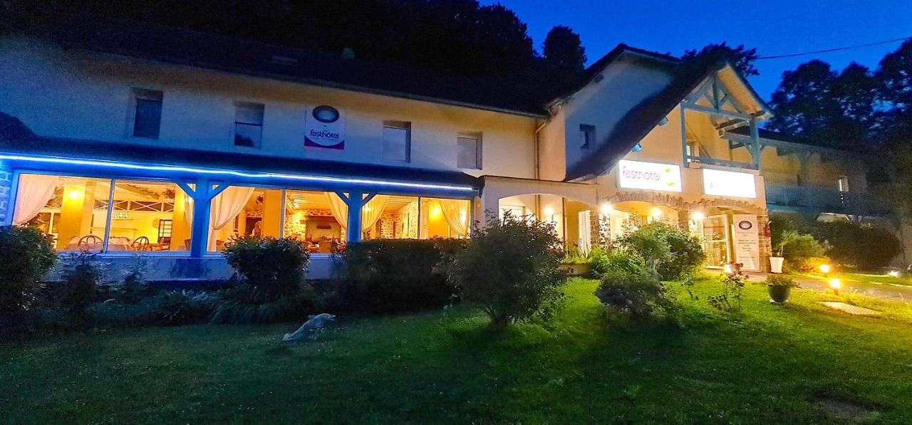 Fasthôtel Oloron Hostellerie du Paon Blanc Lurbe-Saint-Christau Exterior foto